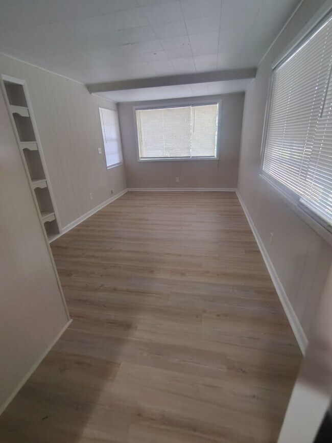 Building Photo - Fully Renovated 4/2 -Single Family  Availa...
