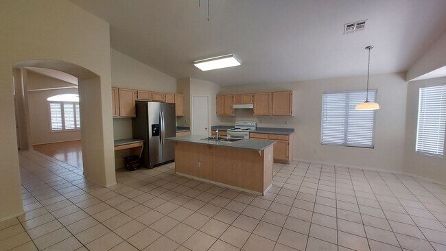 Foto del edificio - TERRIFIC FOUR BEDROOM PEORIA HOME WITH A POOL!
