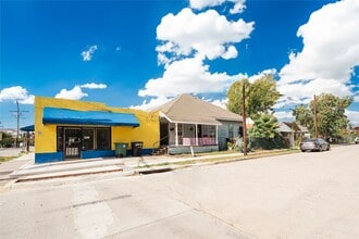 Building Photo - 2303 Chestnut St