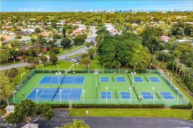 Foto del edificio - 700 Misty Pines Cir