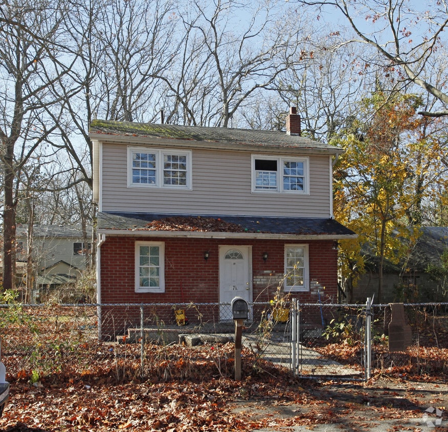 172 Longfellow Dr, Mastic Beach, NY 11951 Apartments in Mastic Beach