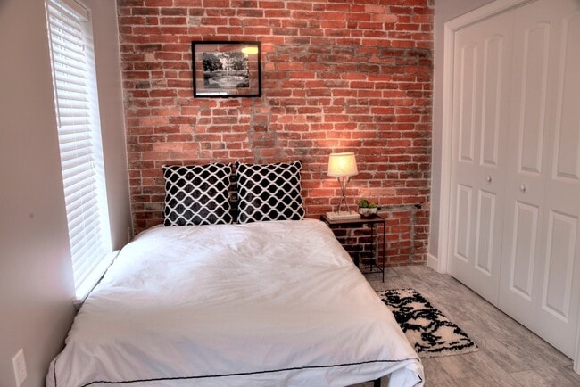 Foto del edificio - 323 Parkwood Ave