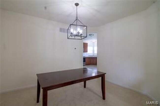 Building Photo - *Ready for Immediate Move In*
