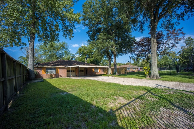 Building Photo - 17411 Strack Dr E