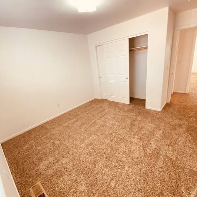 Building Photo - Charming Updated home with New LVP Flooring!