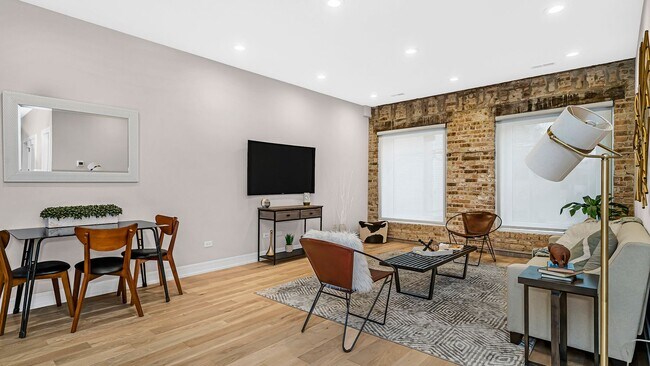 Living Room 3 - 915 N Hoyne Ave