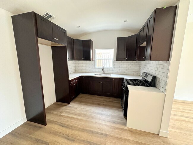 Foto del edificio - Front Unit, 2bd/1.5 bath with Central A/C ...
