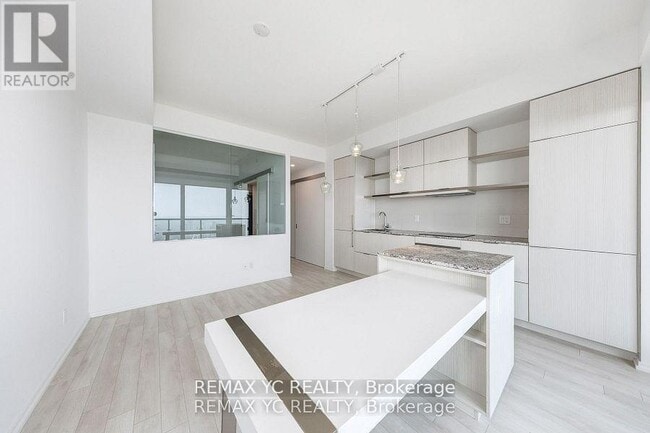 Building Photo - 197 Yonge St