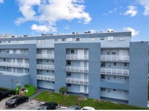 Building Photo - 9375 Fontainebleau Blvd