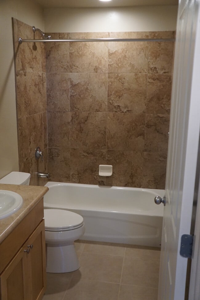 HALL BATH - 1435 W Kilburn St