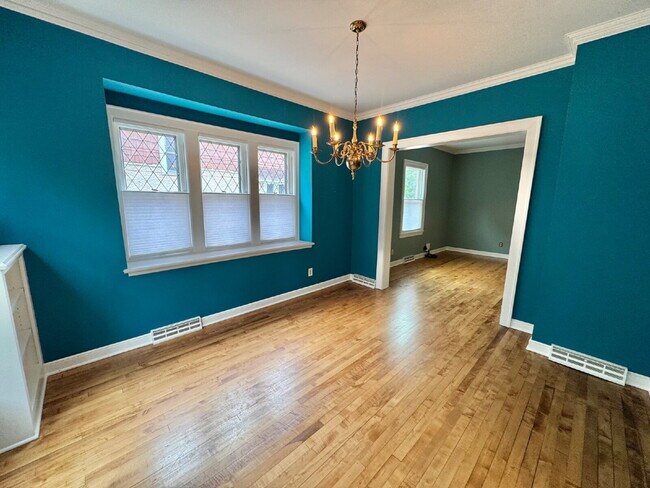 Foto del edificio - Charming 3-Bedroom Oasis with Elegant Touches & Finished Basement on Washburn Ave!