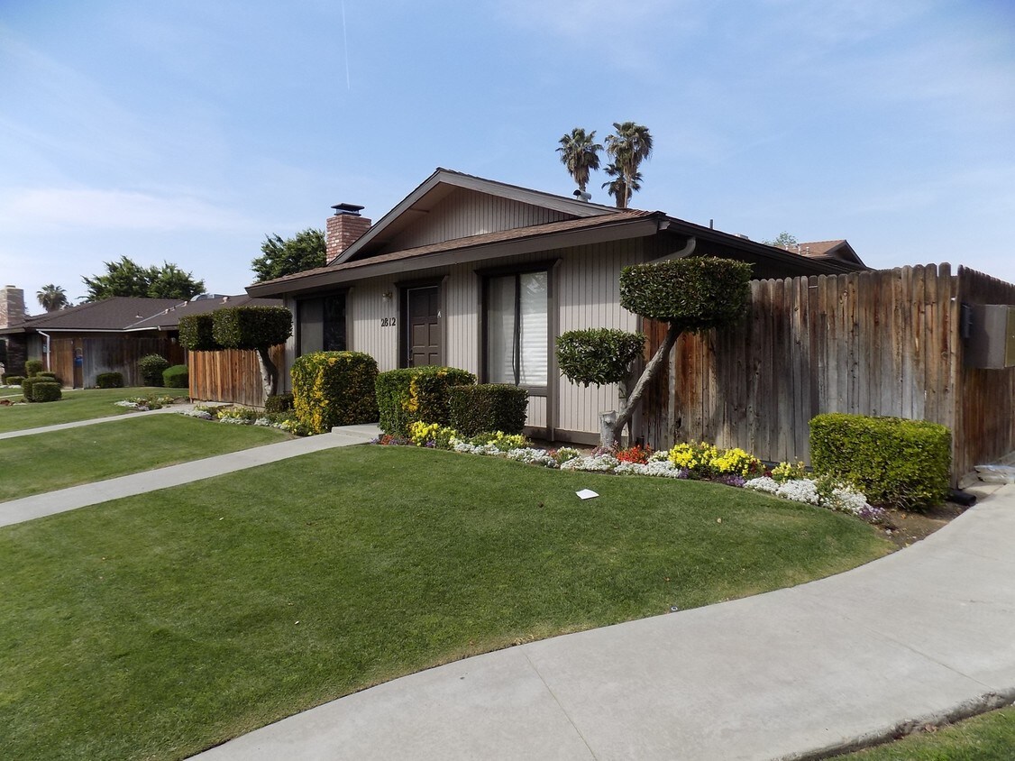 Primary Photo - 2812 N Half Moon Dr