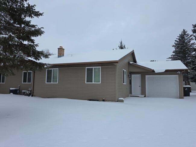 Building Photo - Updated 2 bedroom Hartford ranch