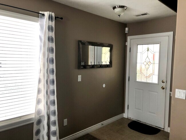 Foto del edificio - 561 E Purple Lilac Ln