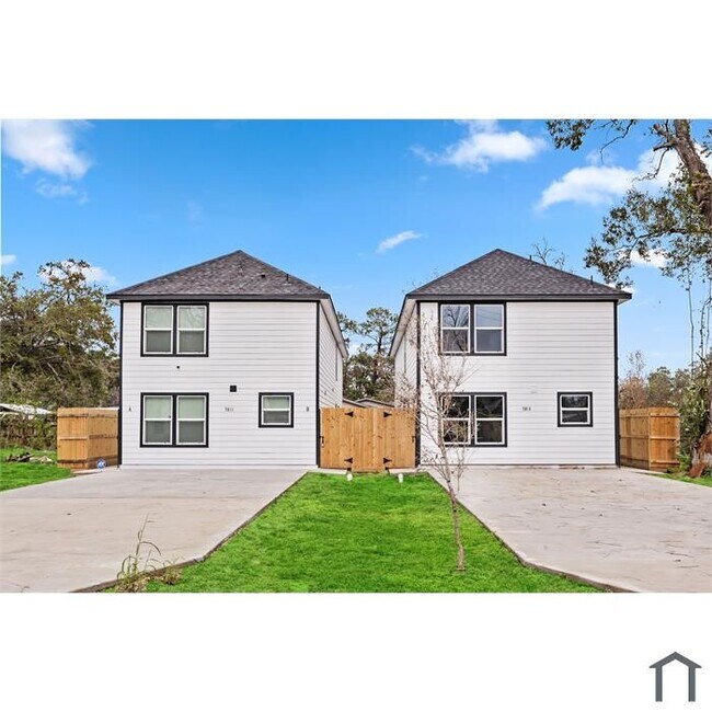 Building Photo - 8222 Bigwood St