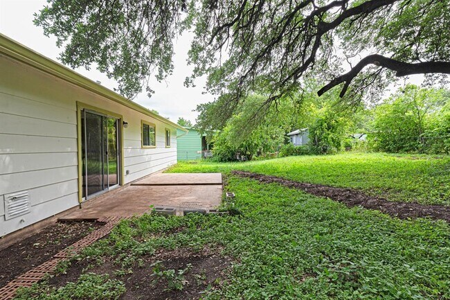 Foto del edificio - 5905 Cedardale Dr