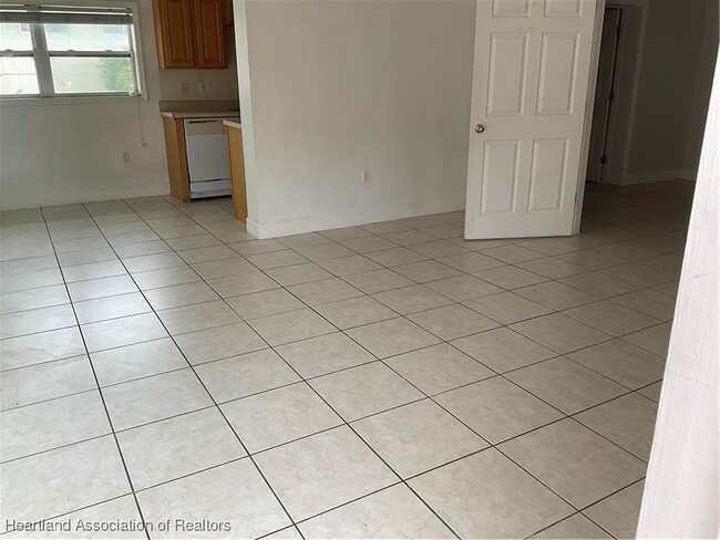 Building Photo - 2121 Lakeview Dr
