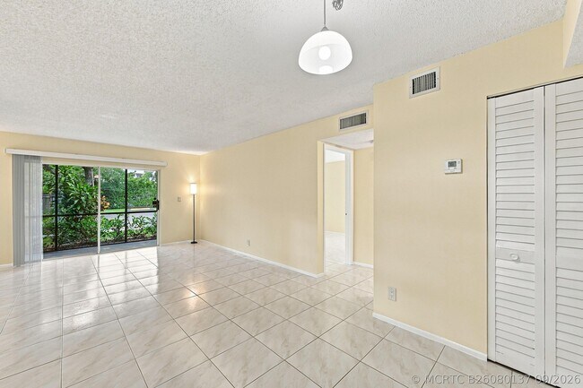 Foto del edificio - 2753 S Oakland Forest Dr