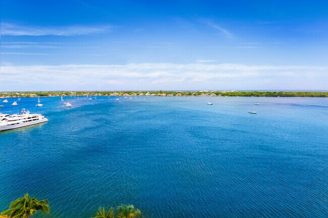 Foto del edificio - 130 Lakeshore Dr