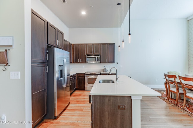 Foto del edificio - 2525 College St