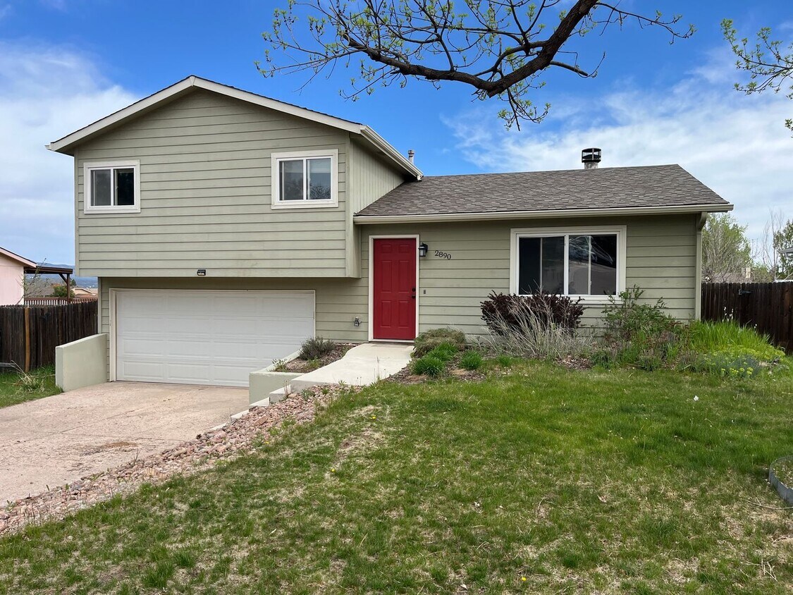 Primary Photo - 3 Bed, 2 Bath Split Level with A/C! - Avai...
