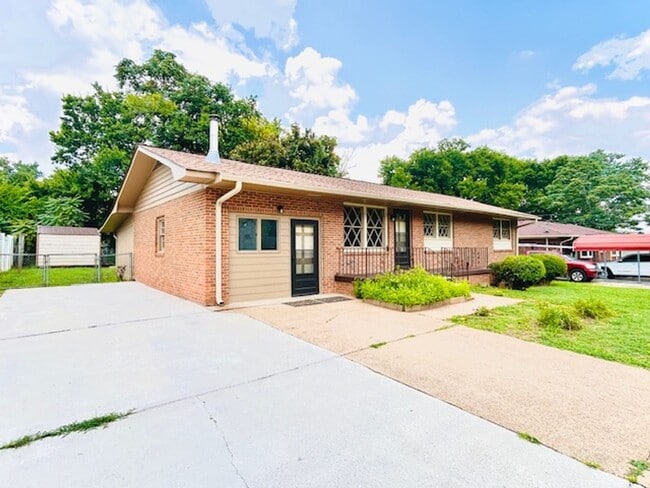 Building Photo - MOVE IN SPECIAL- $300 Off First Month's Rent-MOVE IN READY BRICK HOME!