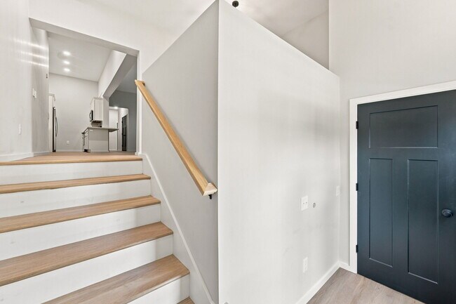 Foto del edificio - 1568 Lonsdale Ave