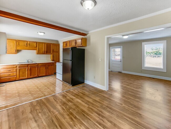 Building Photo - Available Now!!! 4 Bed, 2 Bath Home Close ...