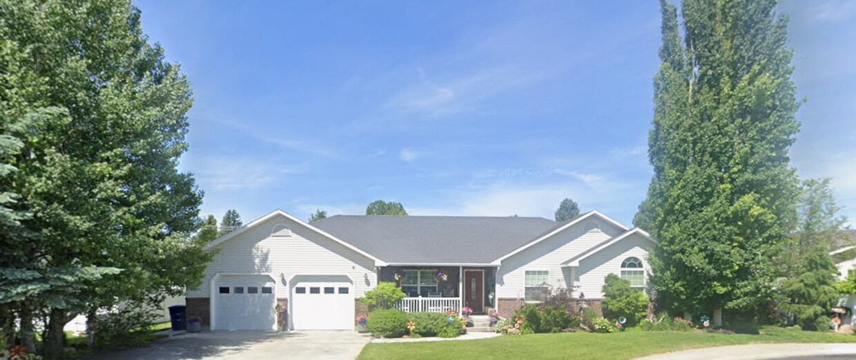 Foto principal - 3 Bedroom 2 bath home in Sugar City Idaho 2 stall garage in awesome neighborhood