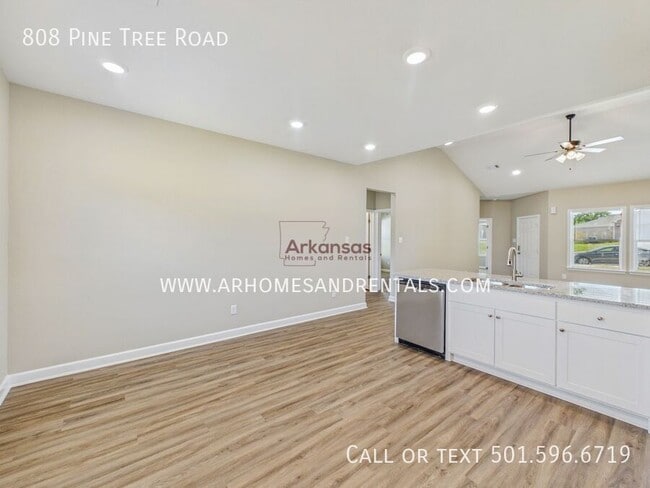 Building Photo - 808 Pine Tree Rd