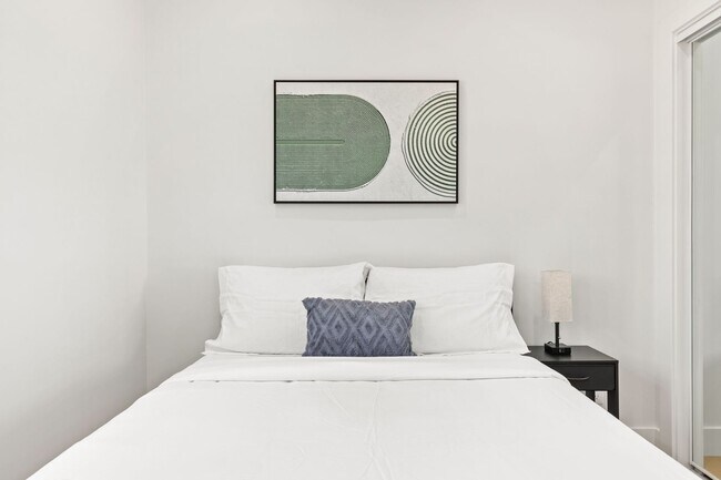 Foto del edificio - A 3 Bedroom apartment with ensuite bathrooms, common areas and a fully functional kitchen at 1736...