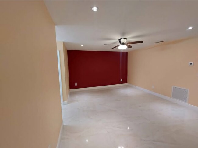 Foto del edificio - 1050 SW 137th Ct