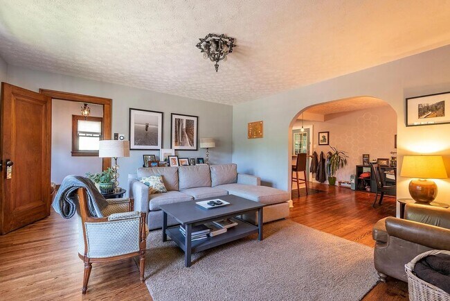 Foto del edificio - Fully Furnished 4/5Br 2.5Bath South Campus...