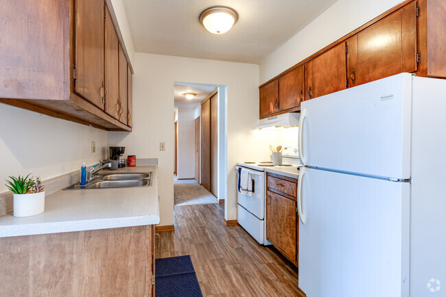 2BR, 1BA - 840SF - Kitchen - Goldenstar