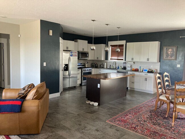 Foto del edificio - 1 bedroom, shared bathroom, kitchen, livin...