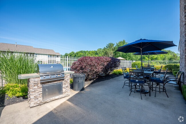 Outdoor Lounge - Washington Quarters Apartments