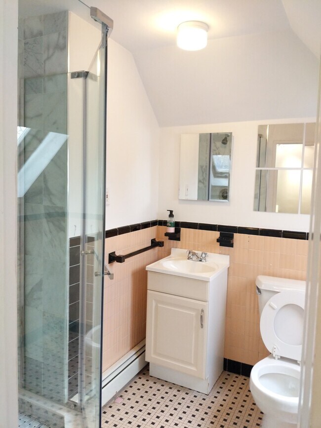 *Las imágenes son muestras representativas de la unidad anunciada. En algunos casos, las unidades reales que visita... - 183 Babcock St