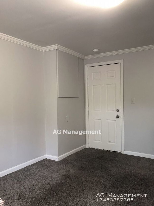 Building Photo - 65A Williams St - Spacious Pontiac 2Bed/1Bath