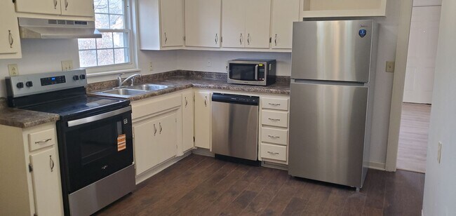 Foto del edificio - 4 bd, 2 ba 2-story house, central west Columbia location, many recent improvements