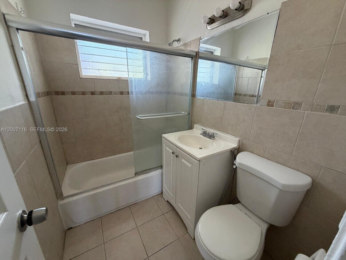 Foto del edificio - 8321 Crespi Blvd