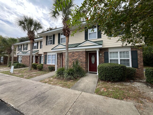 Building Photo - Pet Friendly, 2 Bedroom, 2.5 Bath Town Hom...