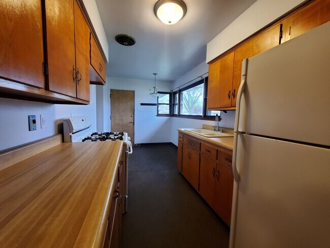 Building Photo - 3 Bed 1 Bath Home