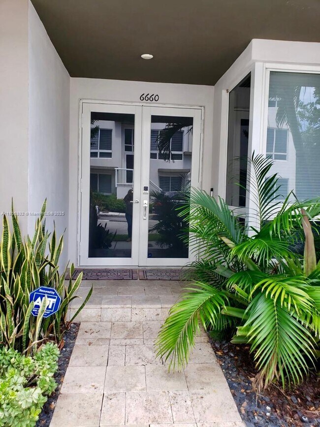Foto del edificio - 6660 NW 105th Ct