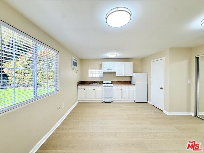Foto del edificio - 364 N San Vicente Blvd