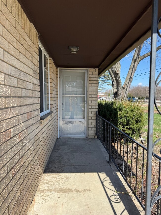 Building Photo - 916 N Avon Ave