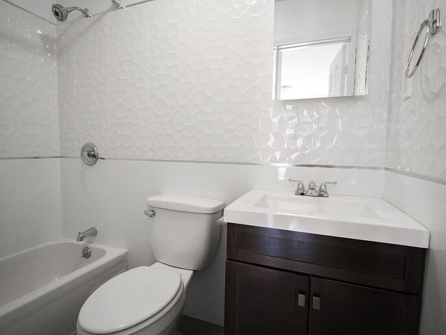 Foto del edificio - "Spacious 3-Bedroom Gem with 2 Full Baths ...