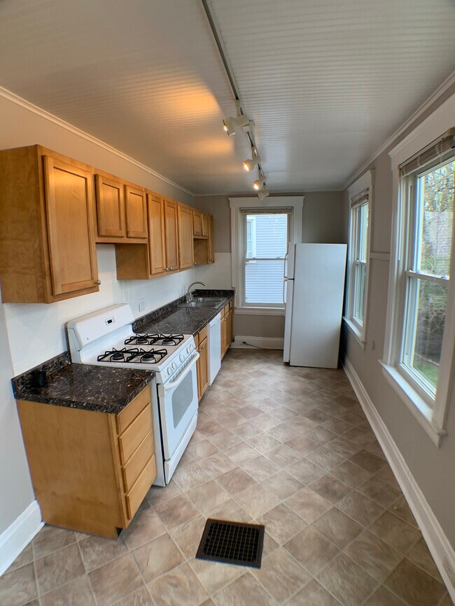 Kitchen - 2203 Washington Ave