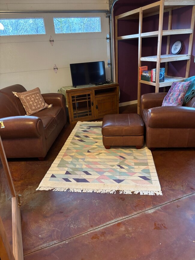 Building Photo - 2745 SE Bloomfield Rd