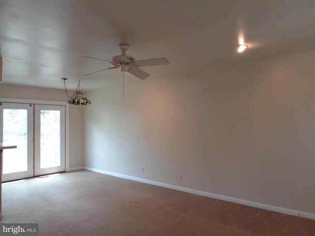 Building Photo - 133 Debra Dr