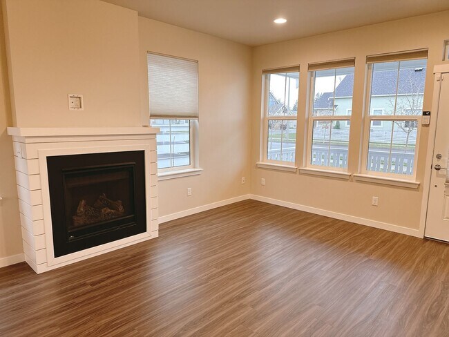 Building Photo - 4 mo lease takeover on a 3bdrm/2.5 bath co...